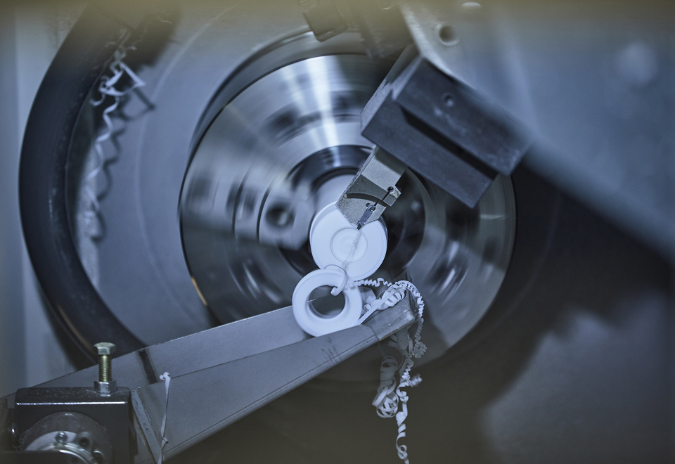 Drejning af et emne i hvid teknisk plast hos Induflex