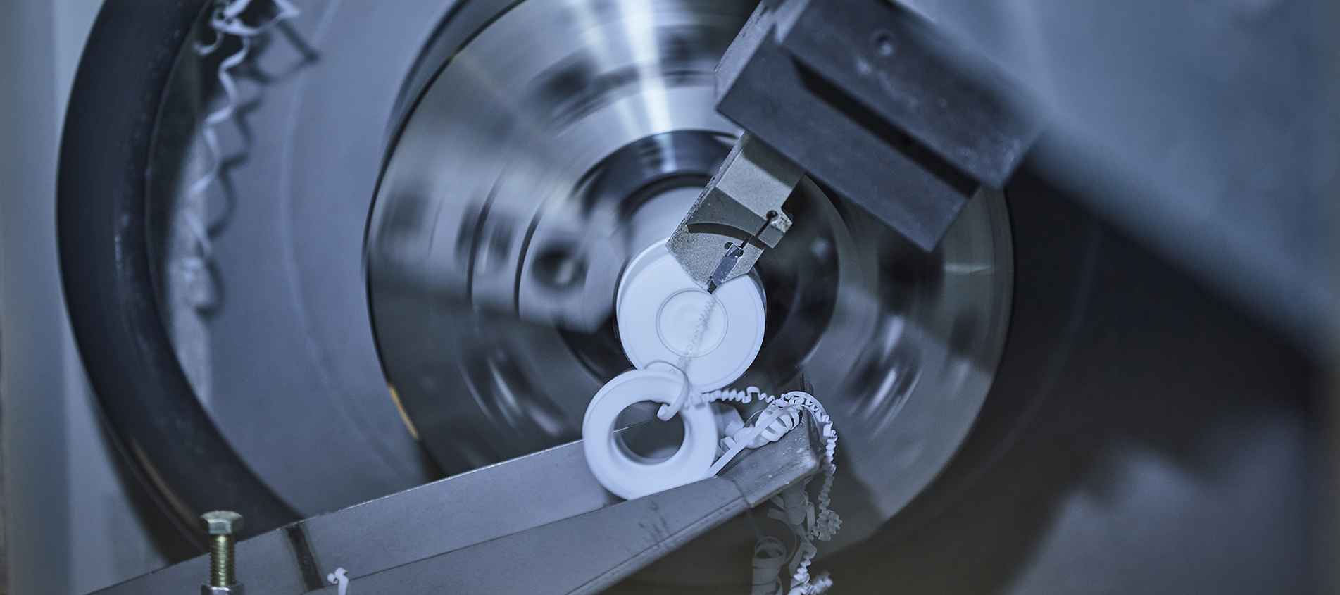 Drejning af et emne i hvid teknisk plast hos Induflex