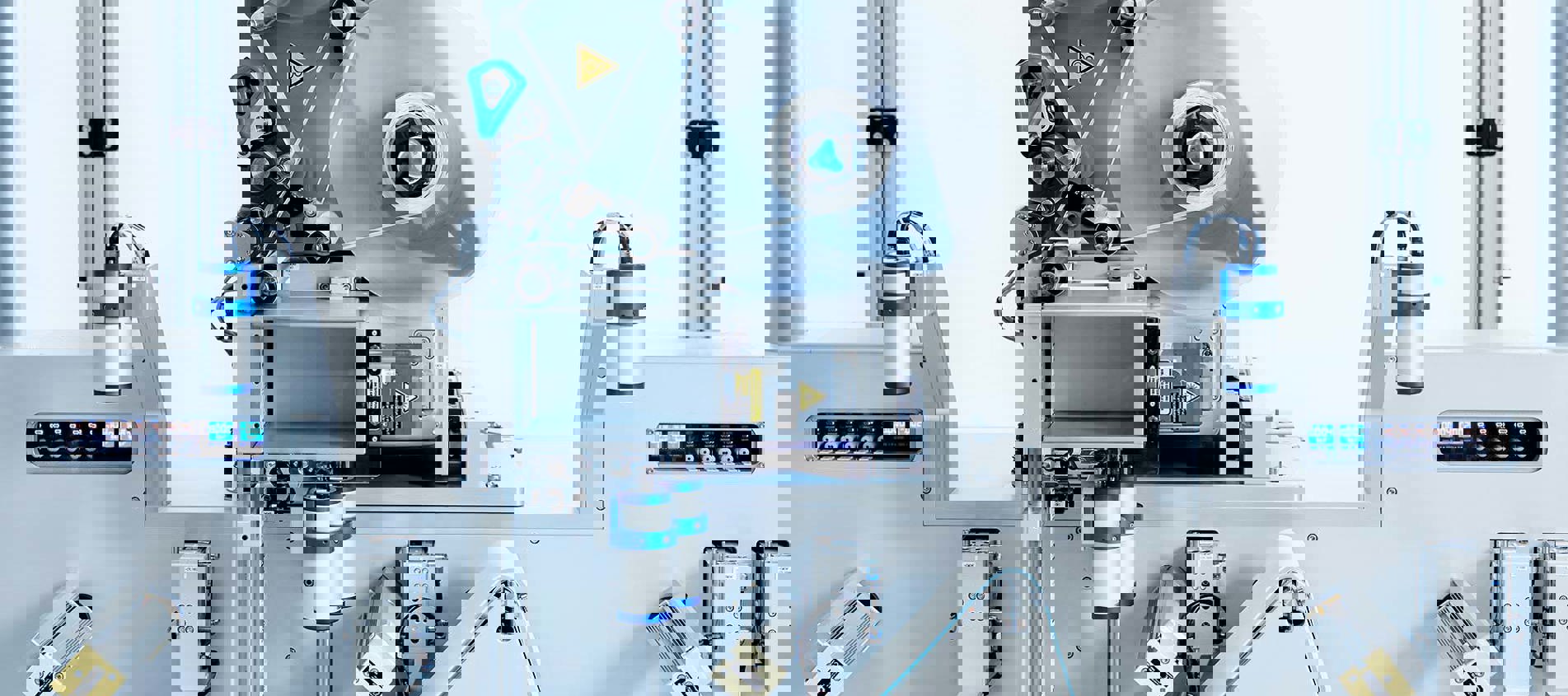 En etiketteringsmaskine fra LSS påfører etiketter