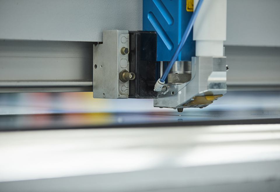 Laser cutter cuts plastic at Induflex