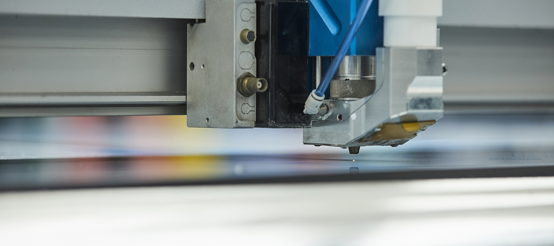 Laser cutter cuts plastic at Induflex