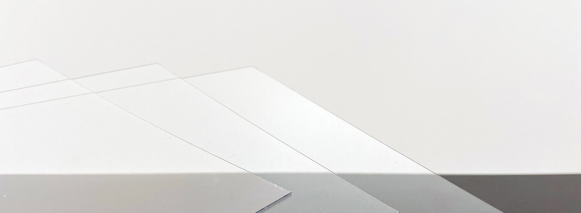 Plader af gennemsigtigt PET plast på sort og hvid baggrund