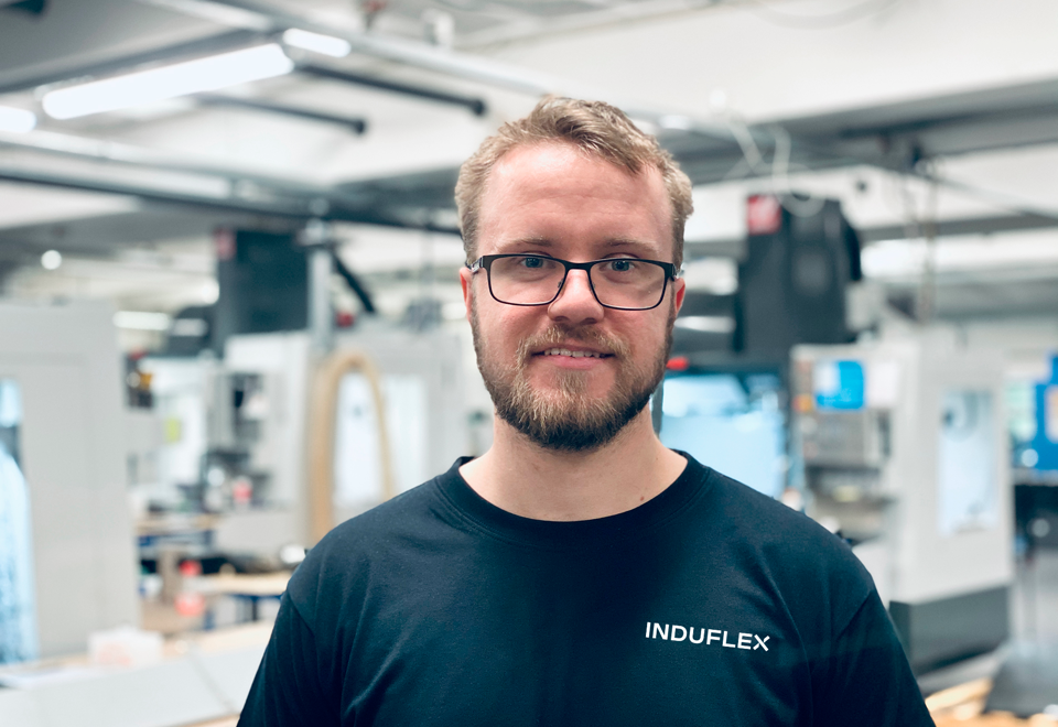 Andreas arbejder som industritekniker, hvor han producerer mange forskellige produkter herunder emner i teknisk plast