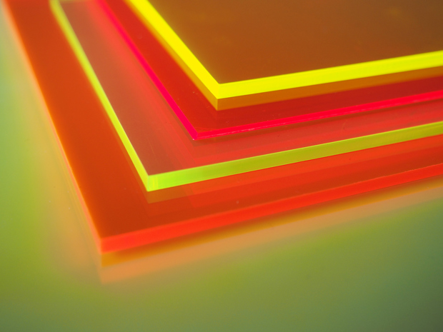 Fluorescerende akrylplader i orange og gule farver fra Induflex
