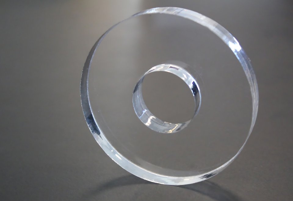 Afstandsklods i polycarbonat.