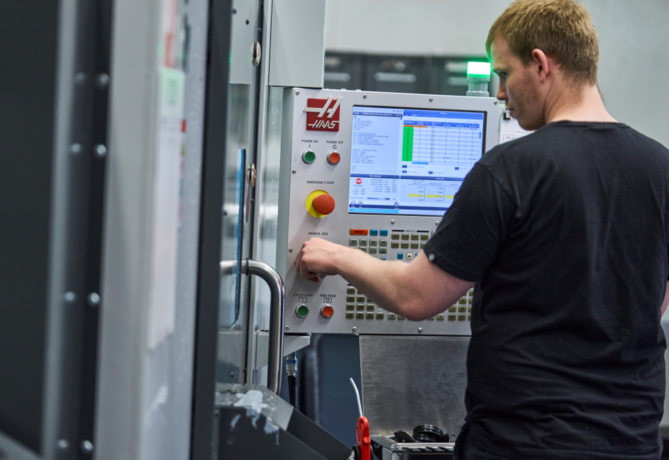 Industritekniker ved en af vores drejebænke.