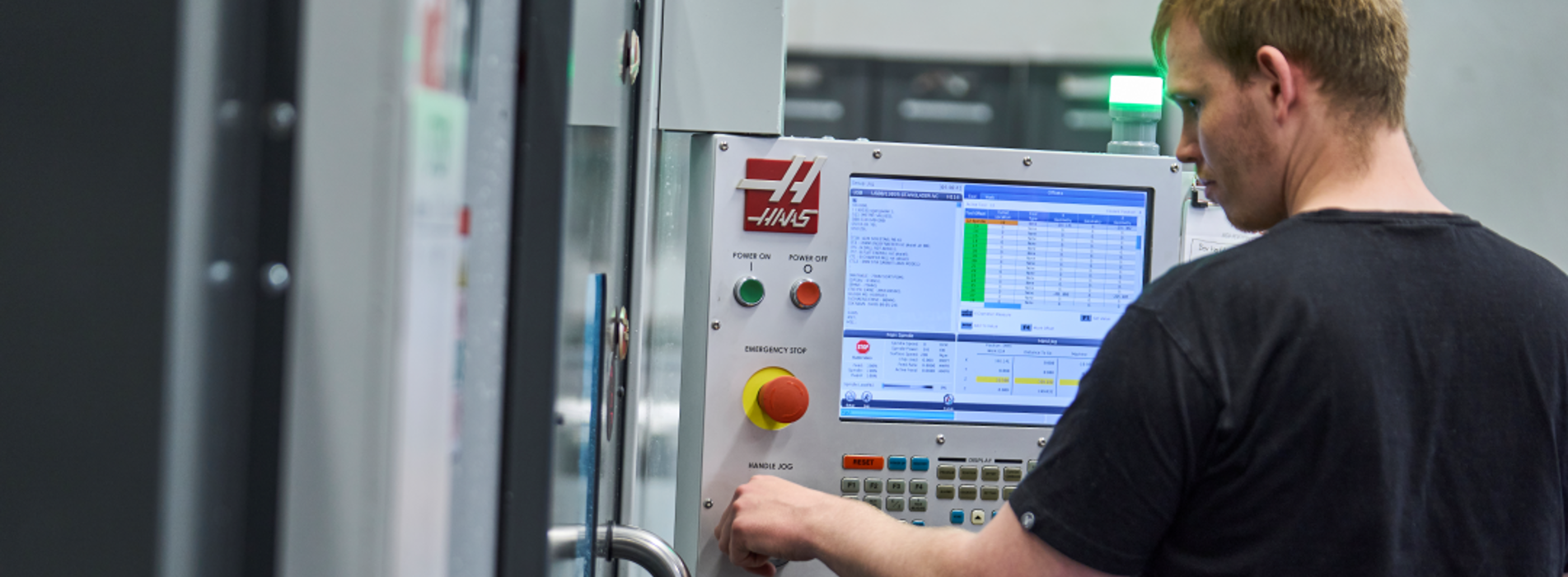 Industritekniker ved en af vores drejebænke.