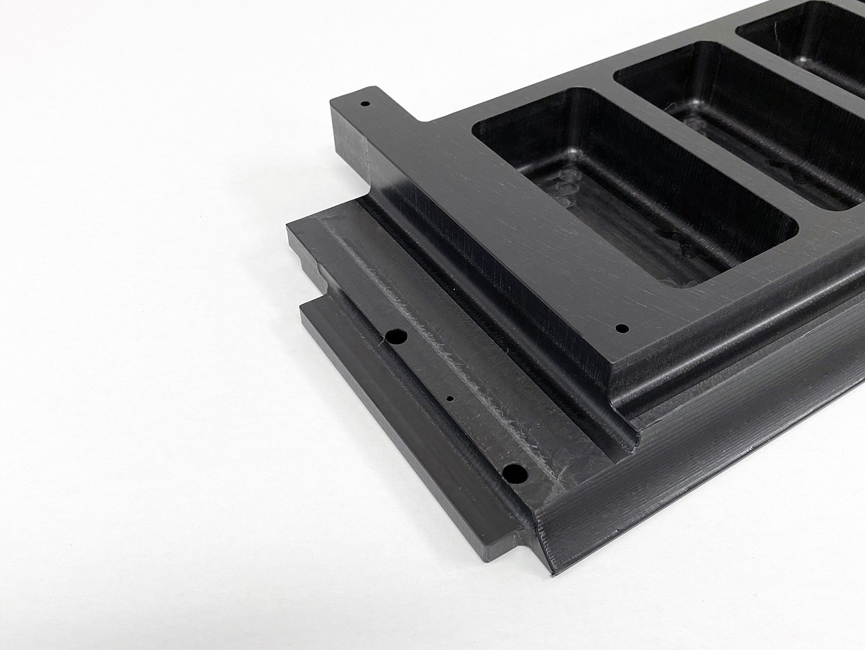 Specialfremstillet maskindel i sort POM-plast