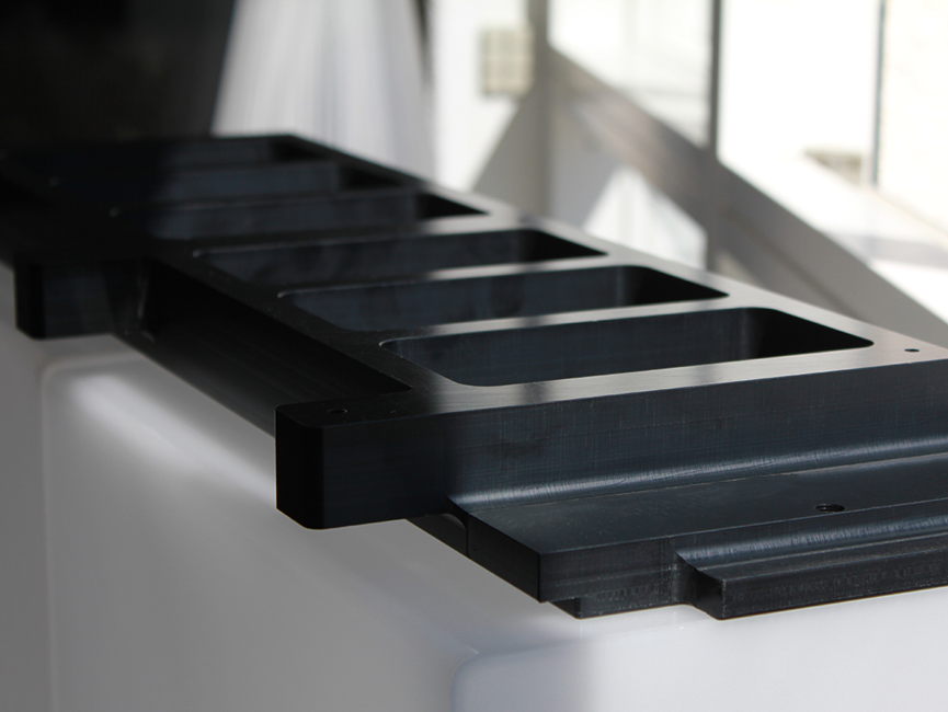 Specialfremstillet maskindel i sort POM-plast