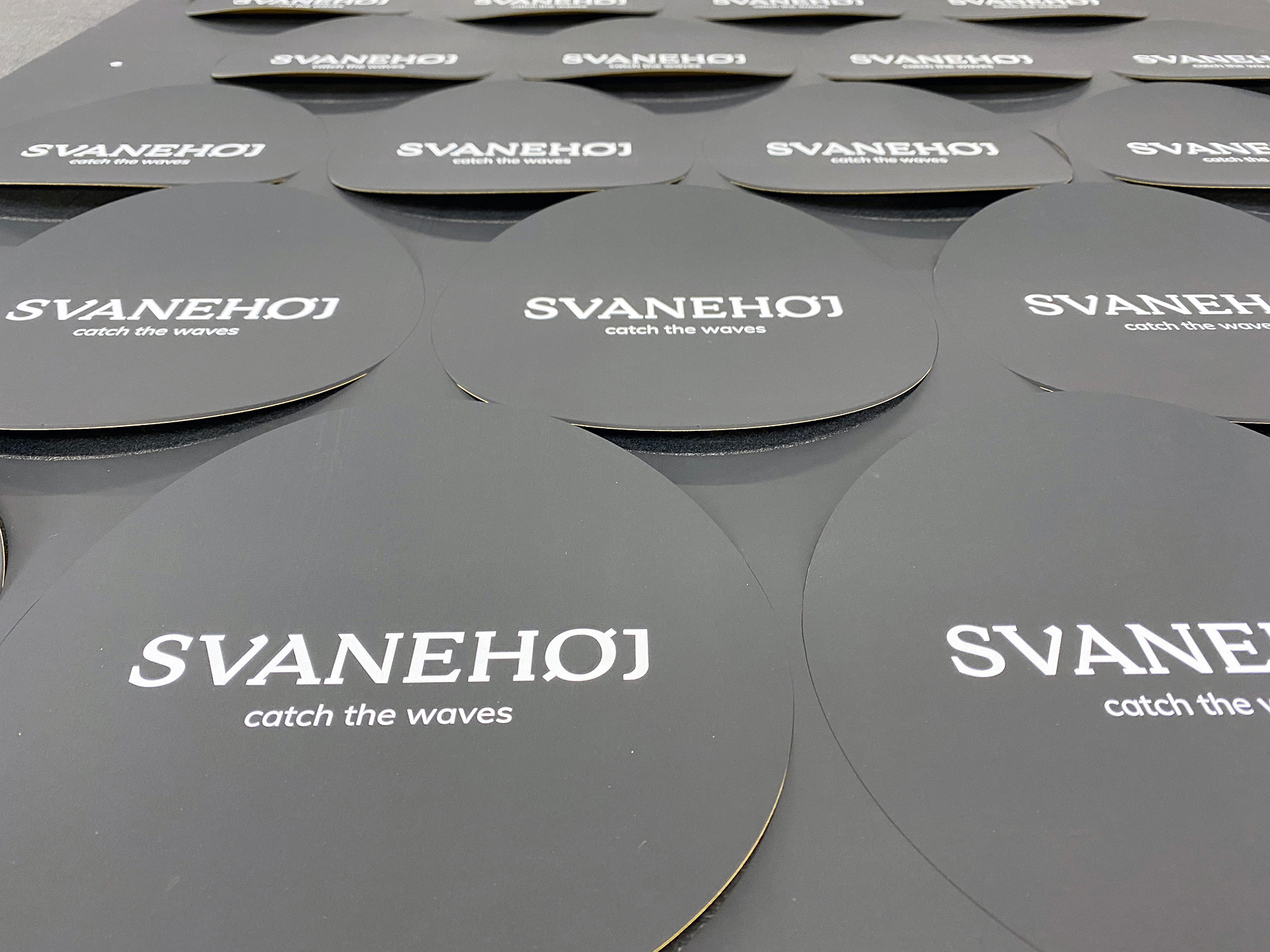 Flangebeskyttelse i sort gummimateriale med logoprint