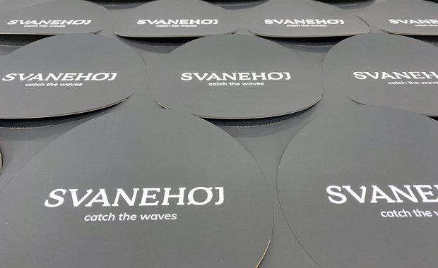 Flangebeskyttelse i sort gummimateriale med logoprint