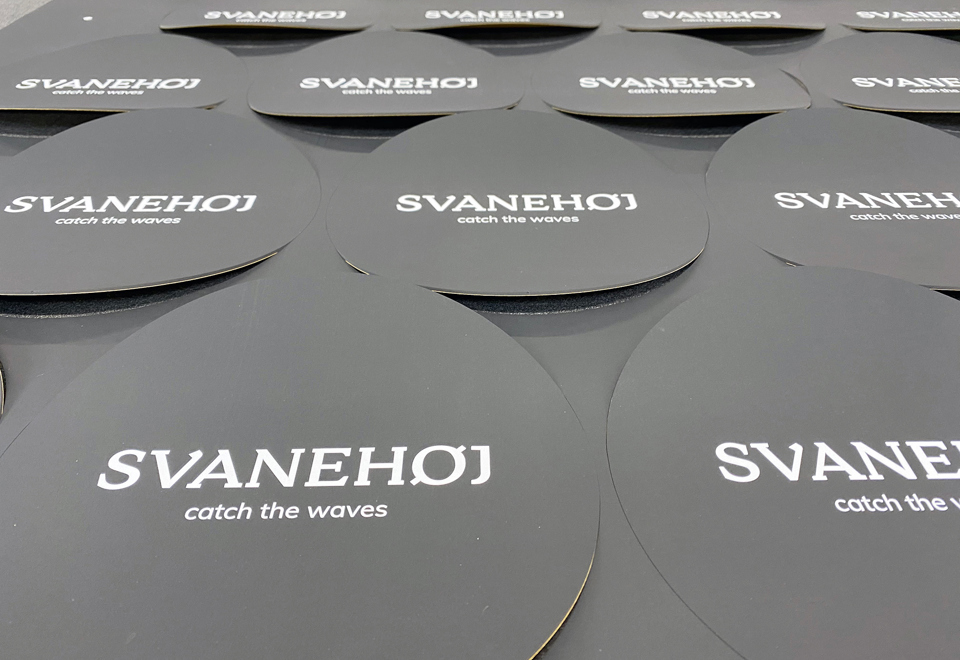 Flangebeskyttelse i sort gummimateriale med logoprint