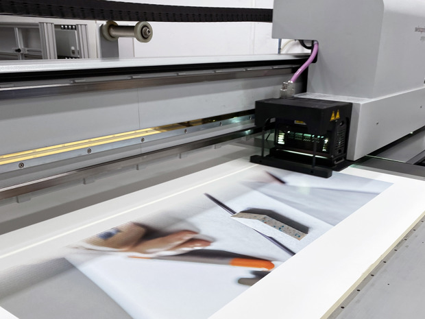 Digitalprinter hos Induflex printer fotografi på letvægtsplade