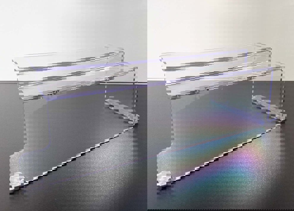 En afskærmning i polycarbonat, som er lyddæmpende og slagfast