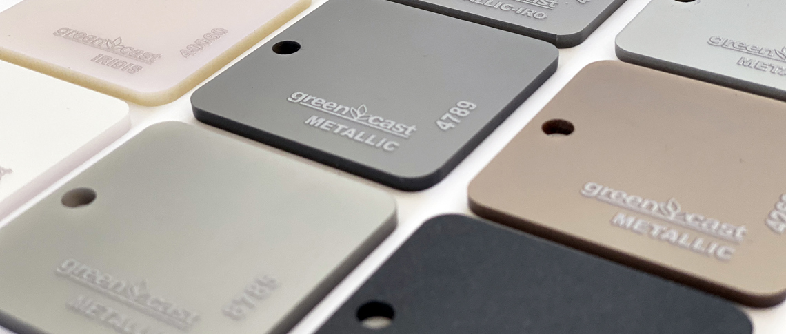 GreenCast akryl i sort, grå, rosa, brune og hvide farver med perlemors finish