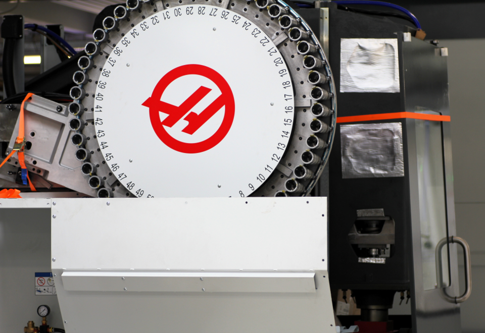 Den nye 5-akset CNC-fræser tilbyder simultanbearbejdning.