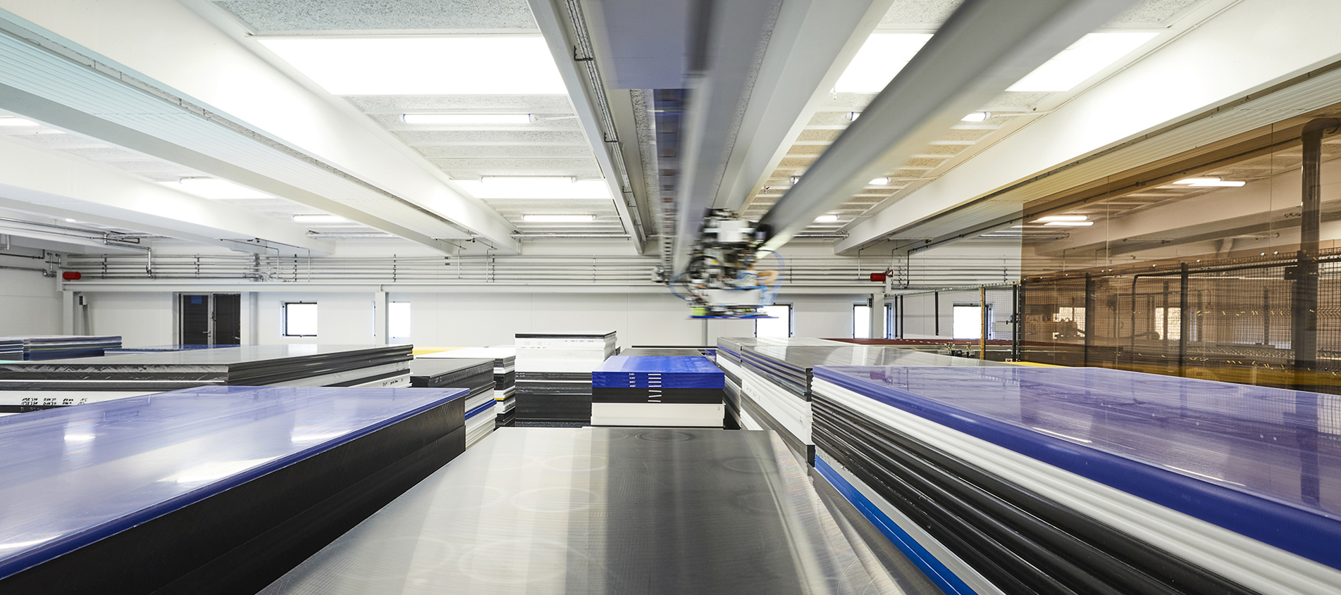 Automatisk pladelager med mange plastplader i forskellige tykkelser