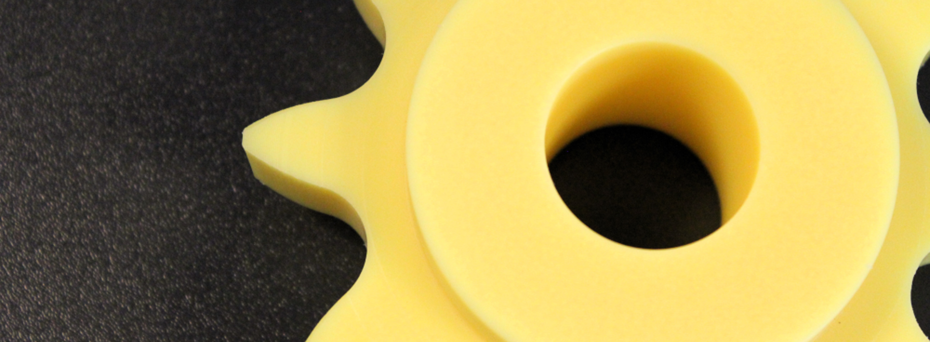 Nylon emne der er tilsat olie for at skabe selvsmørende egenskaber. 