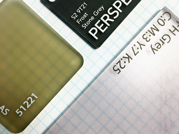 Akryl i grøn, lilla og mørkegrå fra mærket Perspex