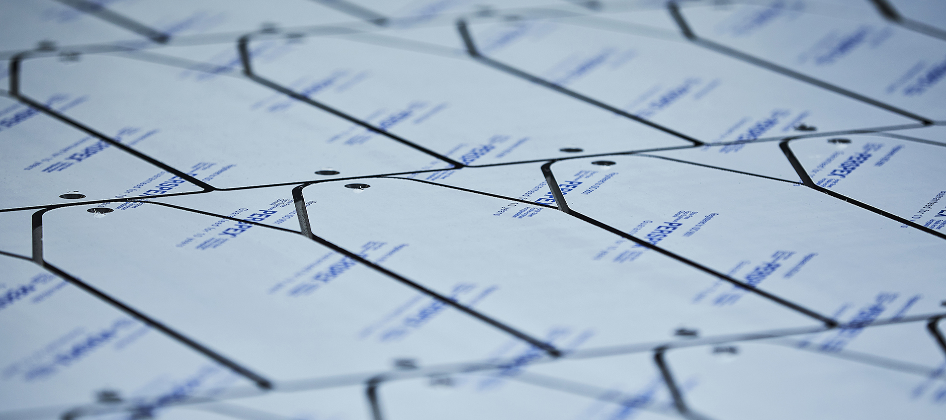 Udskårne emner i sort akryl skåret ud på plotter