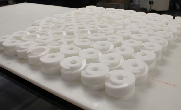 Dispenseringssnegle i hvid FKM plast er netop produceret