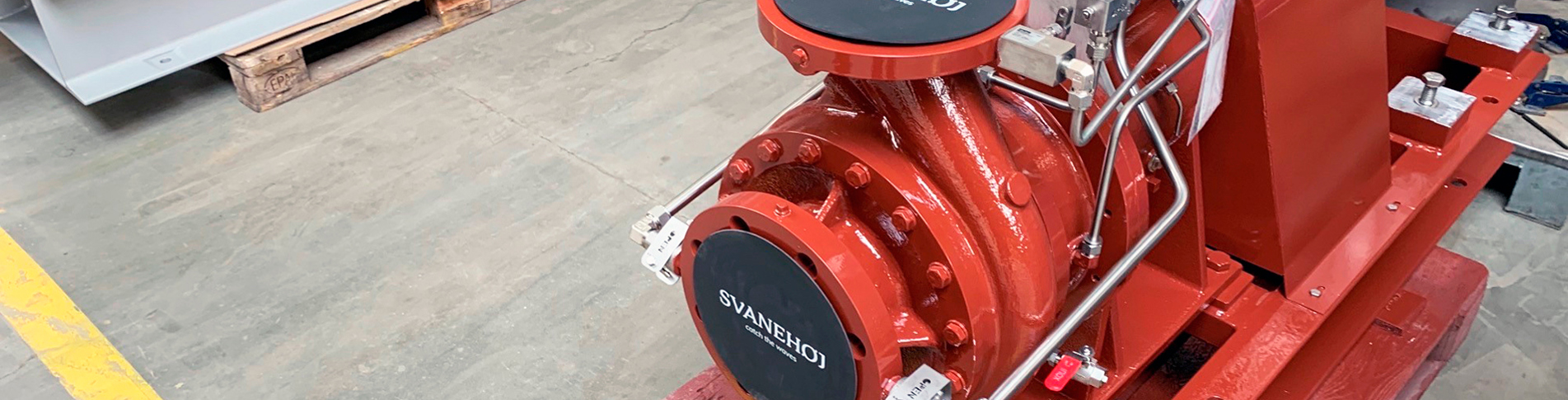 Red pump with built-on flange protector in rubber