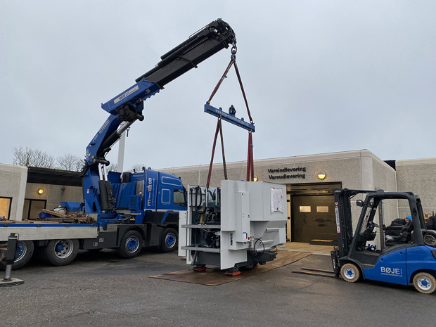 En ny CNC-fræser leveres med kran til Induflex