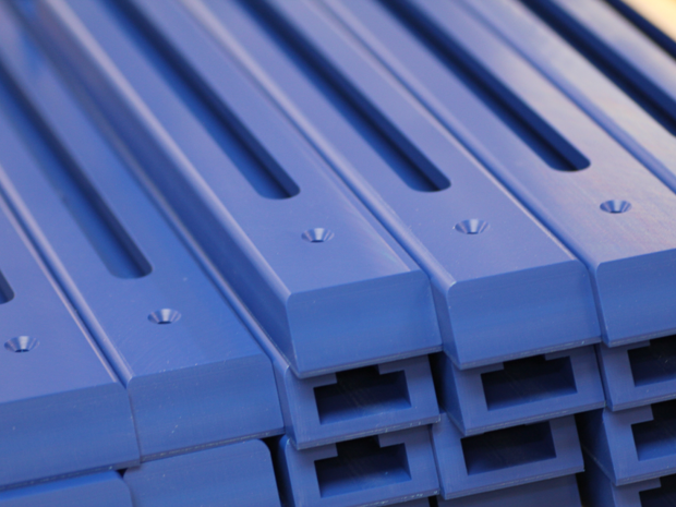 Blå profiler til en kunde i fødevareindustrien.