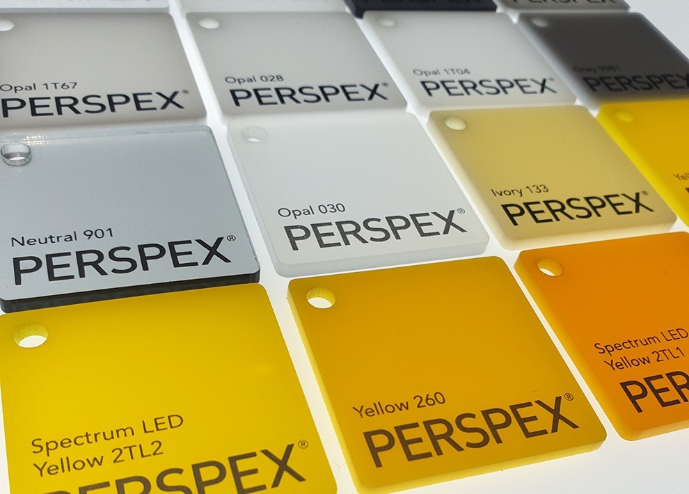 Prøver af Perspex akryl i gule og grå farver fra Induflex