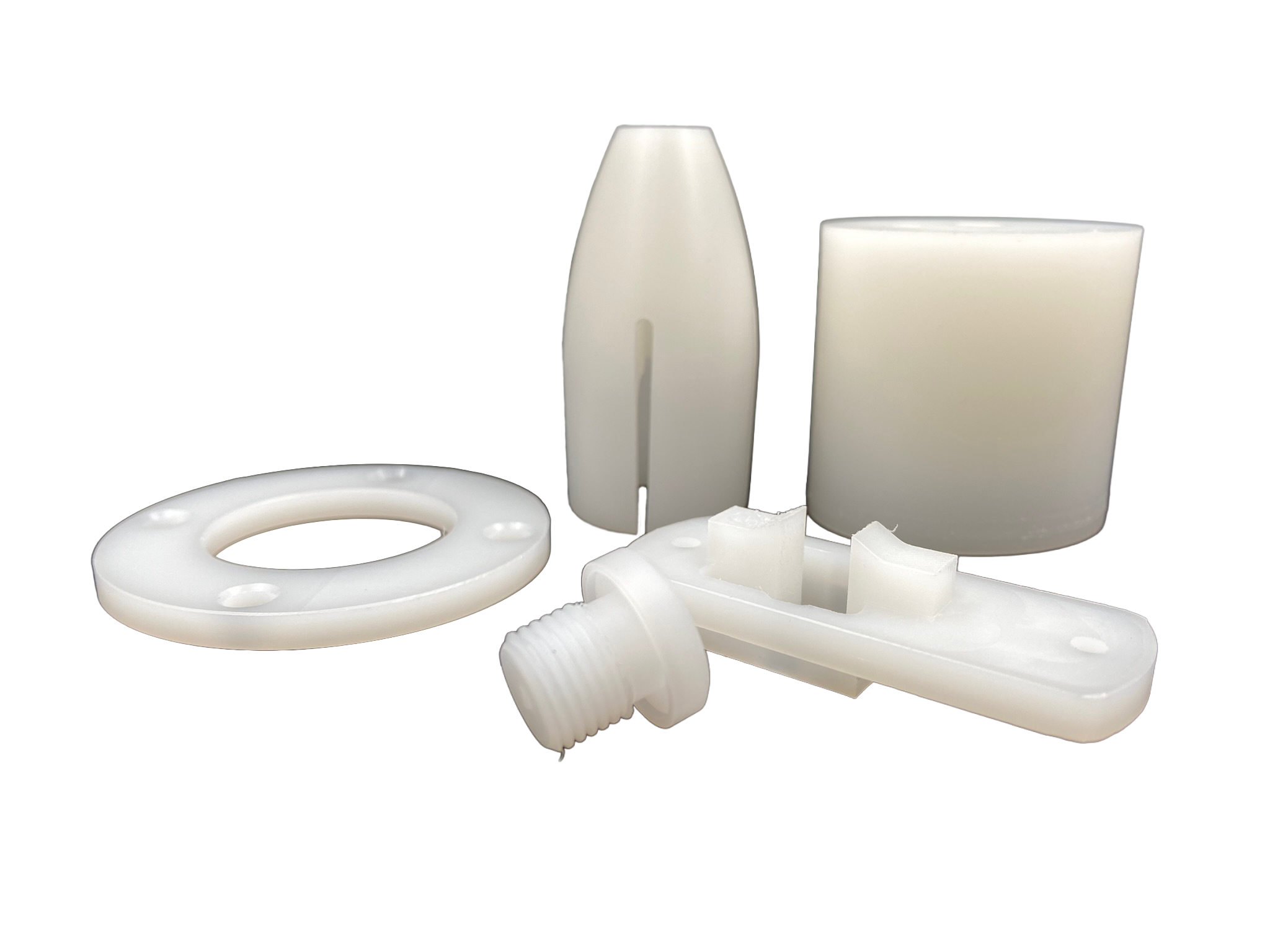 Fem maskindele i naturfarvet PVDF på sort baggrund