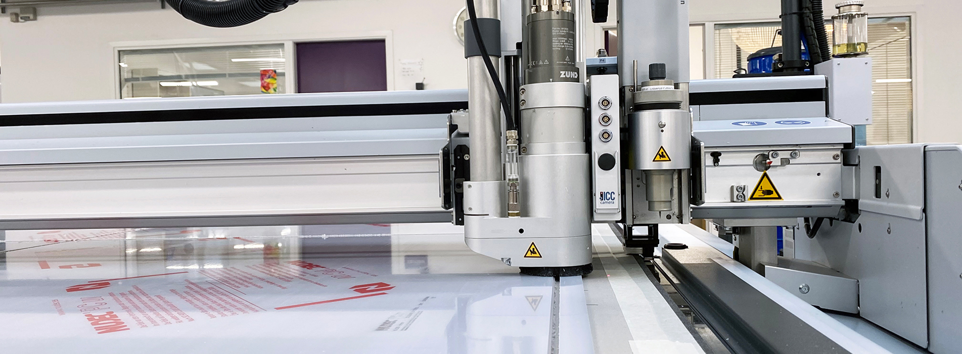 Skæreplotter skærer firkanter ud af en plade af polycarbonat