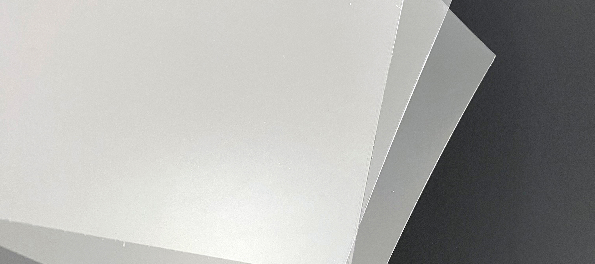 Plader af klar PET på sort baggrund