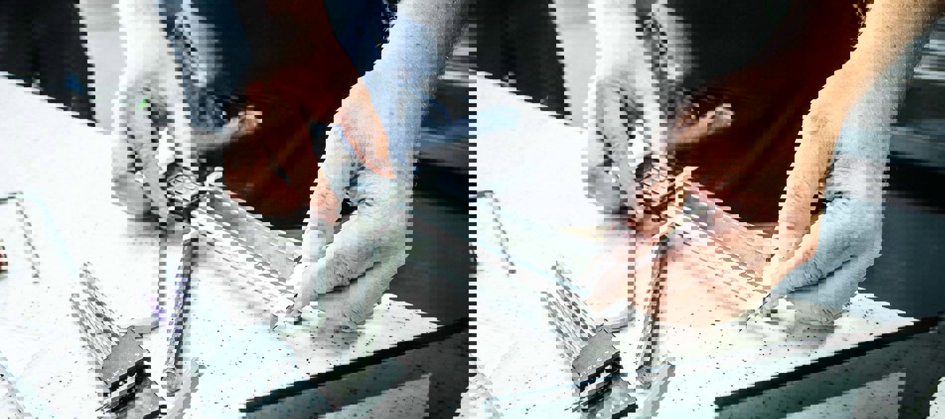 En industritekniker hos Induflex tjekker tolerancerne på et emne