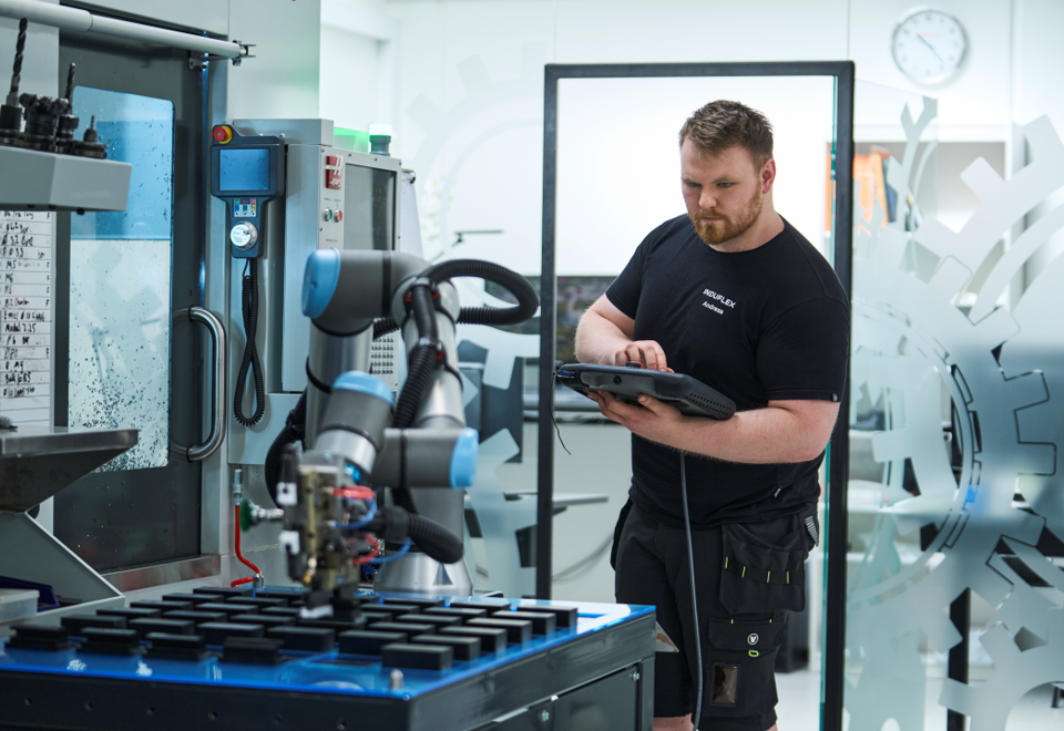 Industriteknikere med en af vores cobots. 