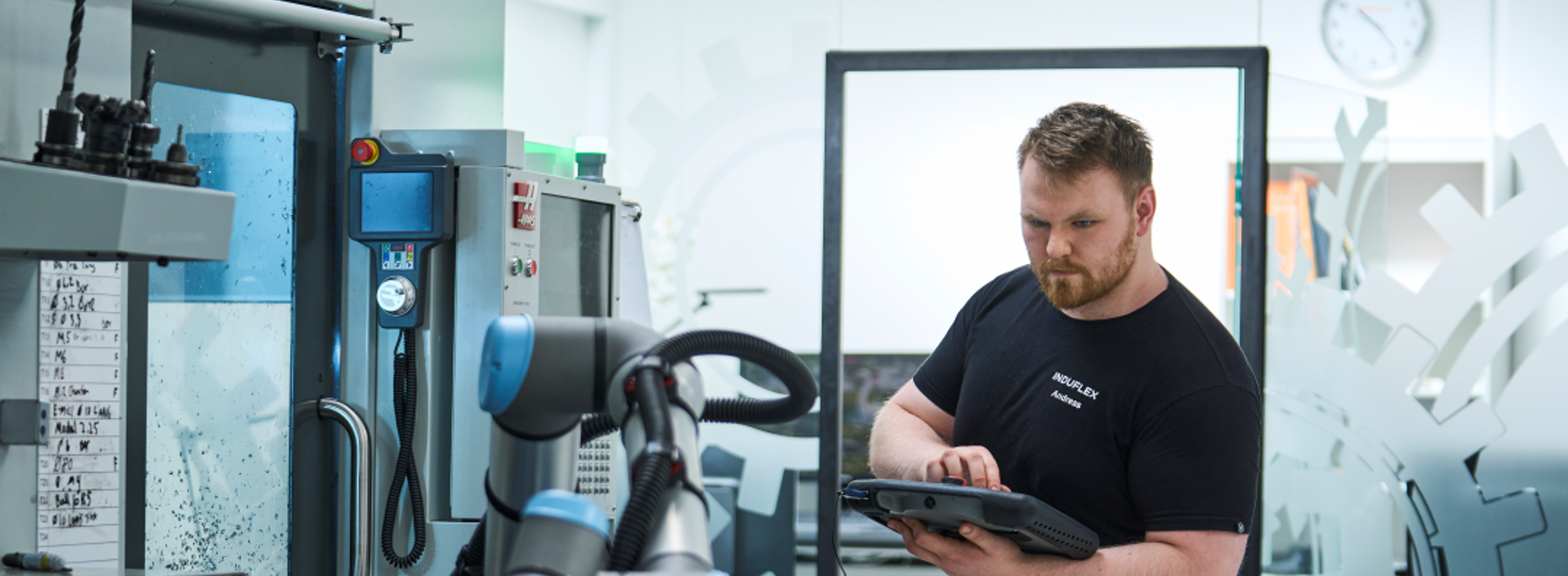 Industriteknikere med en af vores cobots. 