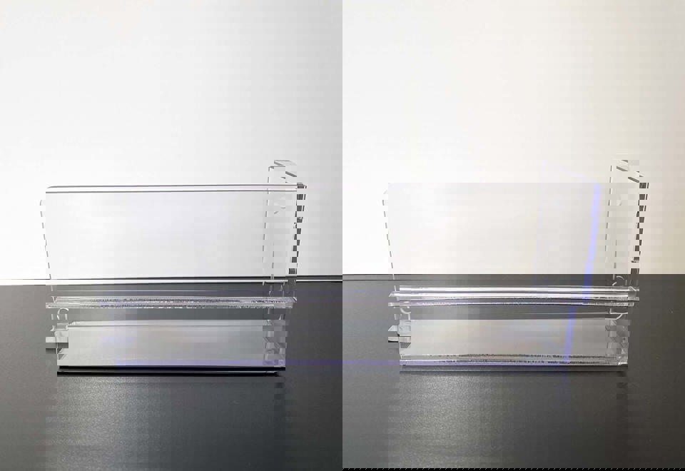 Sikkerhedsafskærmning i varmebukket polycarbonat  på sort og hvid baggrund.