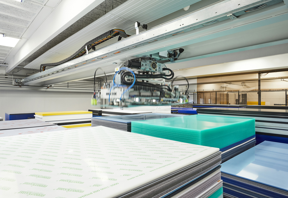Crane picking up plastic sheets in Induflex's automatic sheet storage