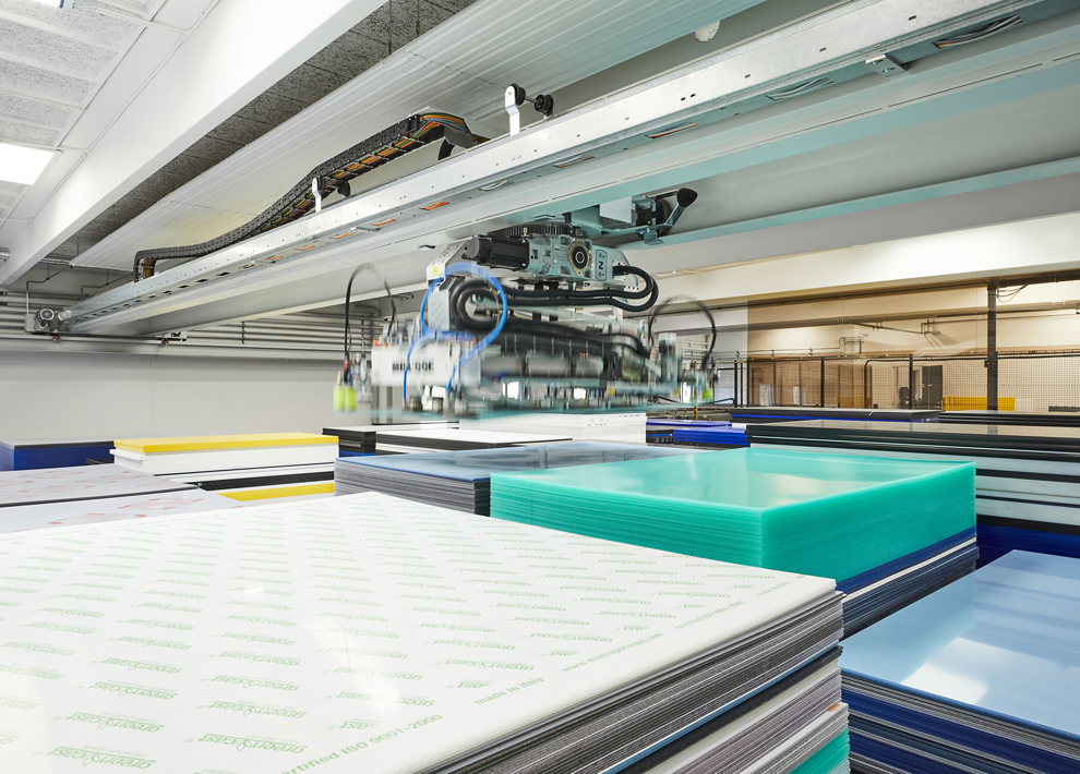 Kran henter plastplade i Induflex' automatiske pladelager