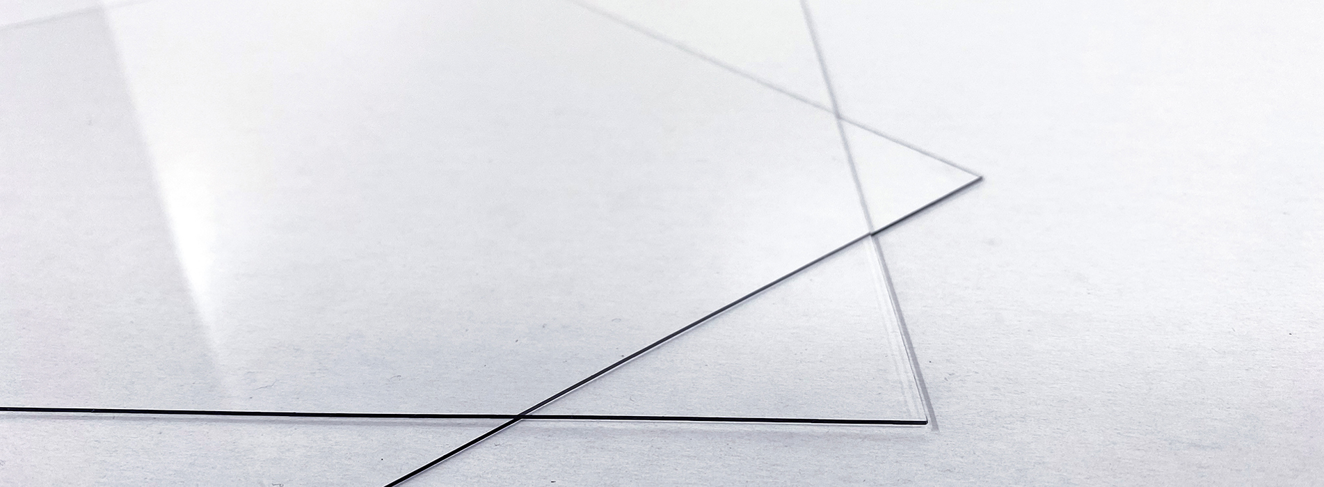 Gennemsigtig PET plast plader på hvid baggrund