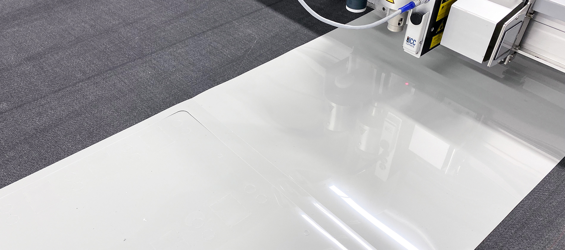 En rulle boPET folie skæres ud med kniv på en skæreplotter