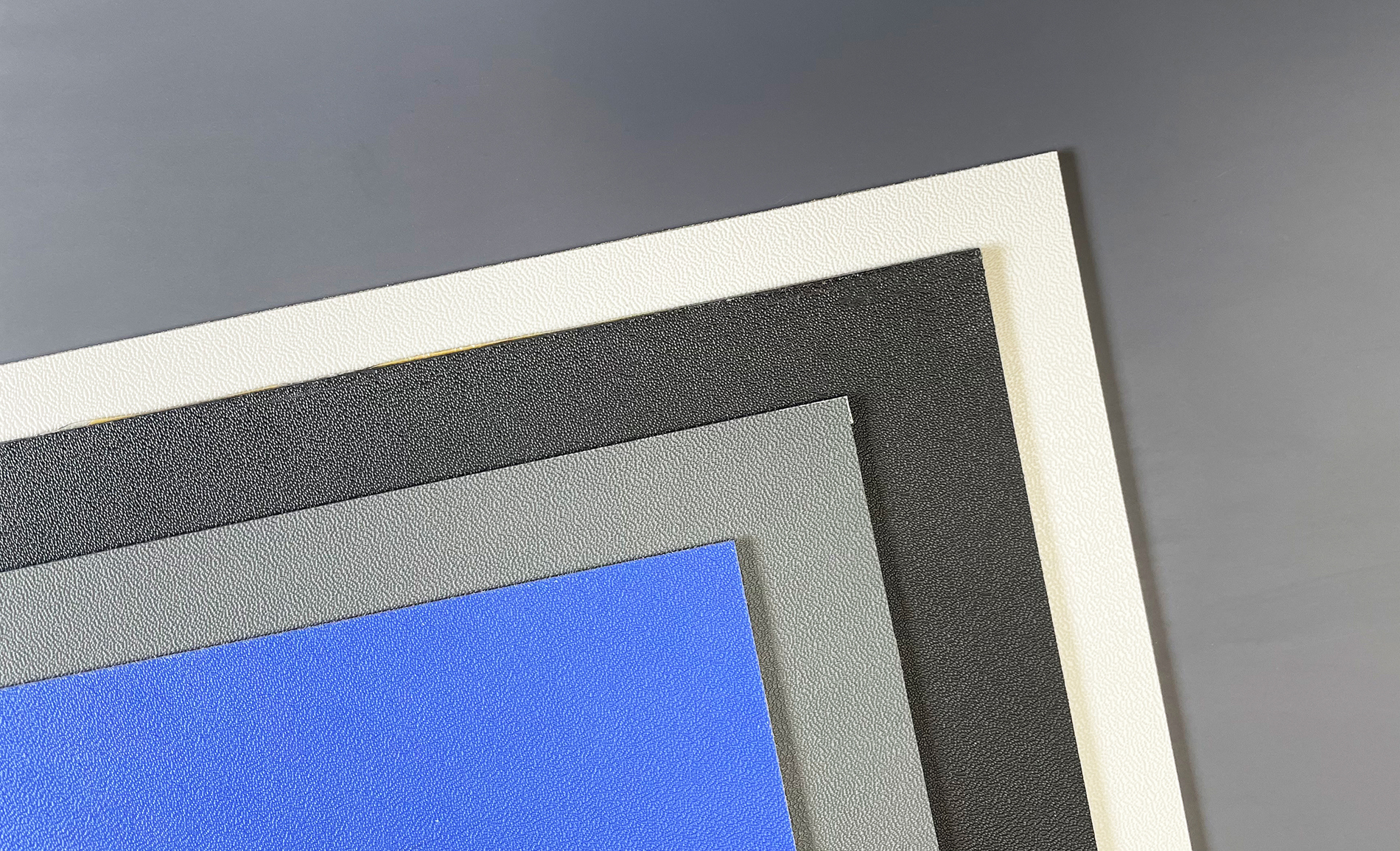 ABS plader i hvid, sort, grå og blå