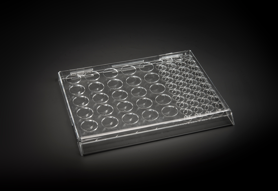 Butiksdisplay i laserskåret klar akryl med huller til udstilling af makeup