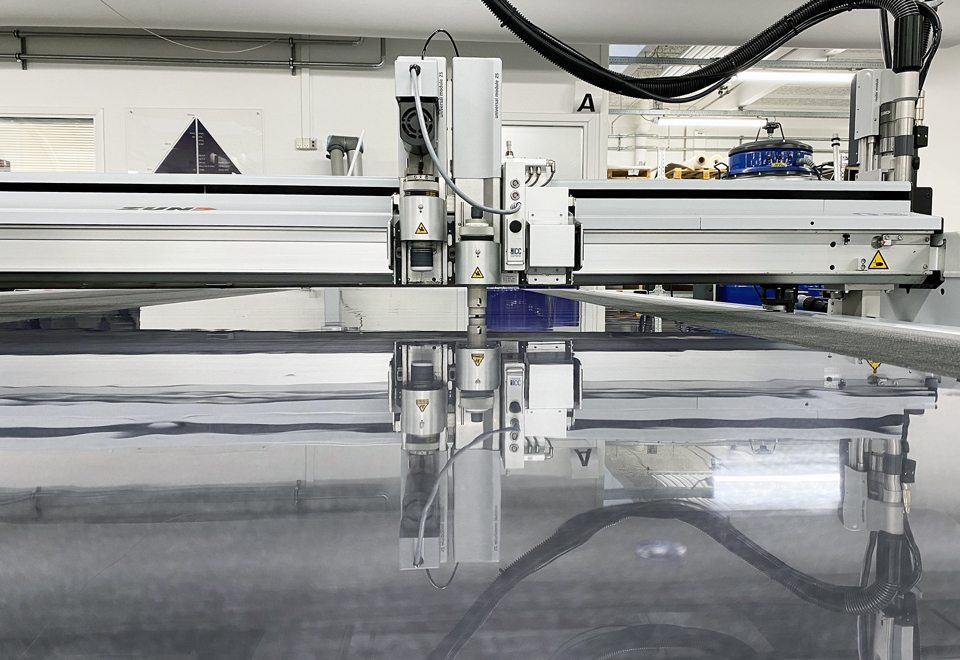 Blød PVC skæres på en skæreplotter.