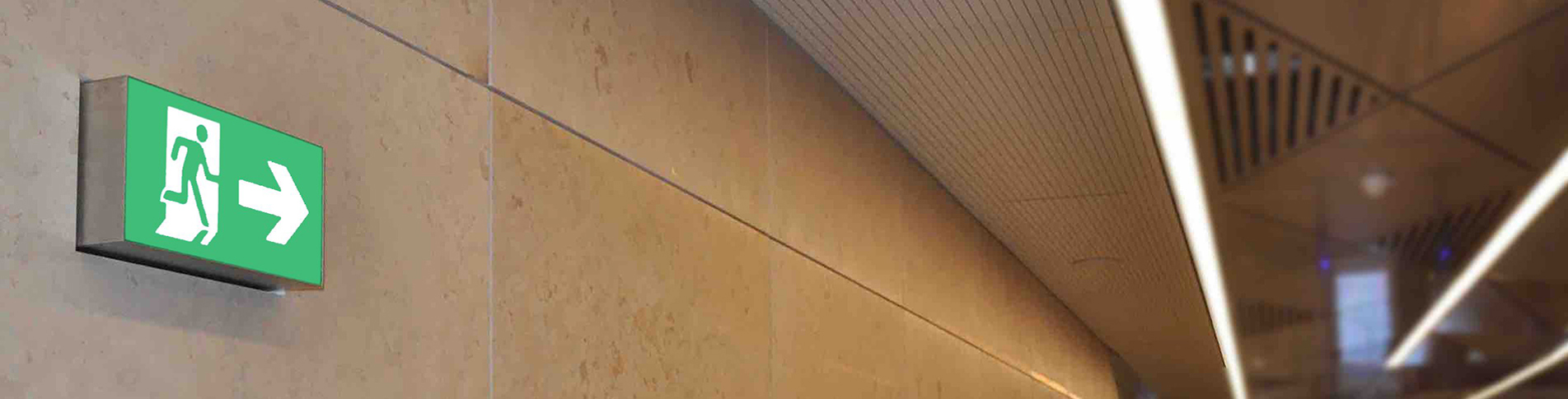 Flugtvejsskilt på metrostation