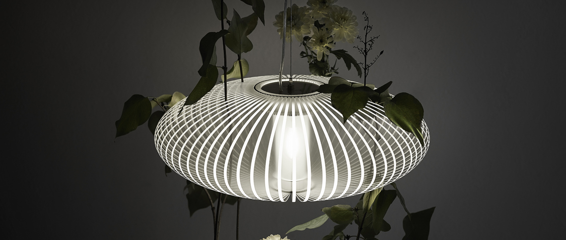 Lampe i akryl med mange lameller af designer Osmund Olsen