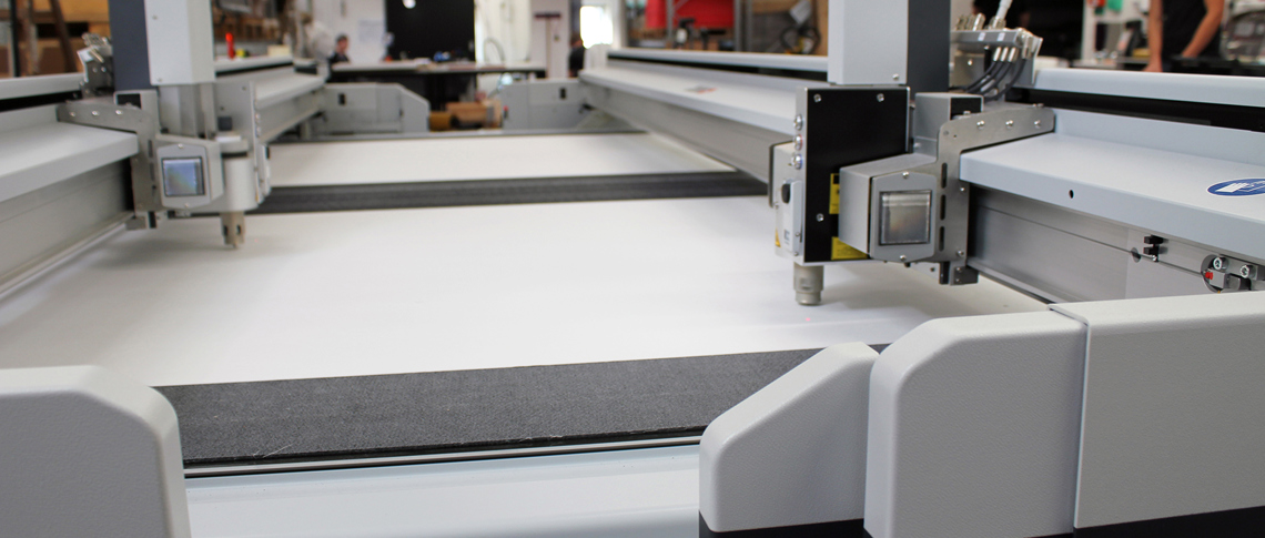 Cutting plotter with two cutting heads cutting packing of insulating materials at Induflex