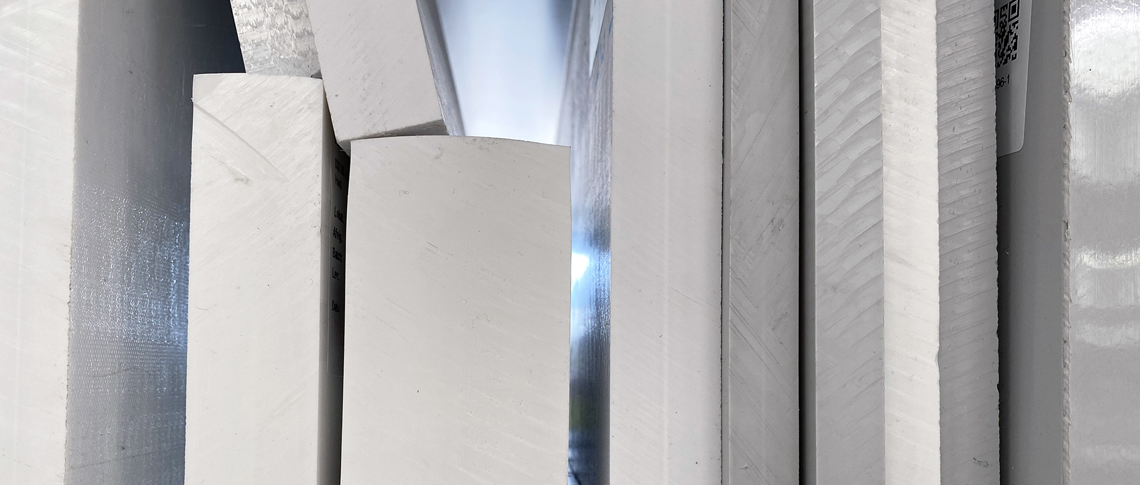 Plader og stykker af PET-P plast på lager