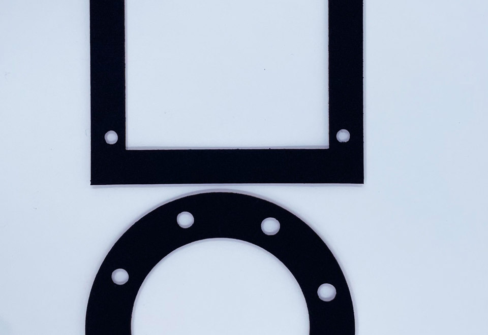 Tre sorte pakninger i cellegummi på en hvid baggrund.