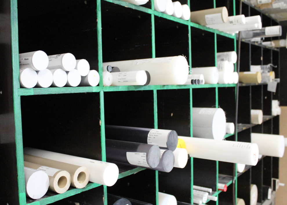 Lager med afskæringer af stænger og rør i plast.