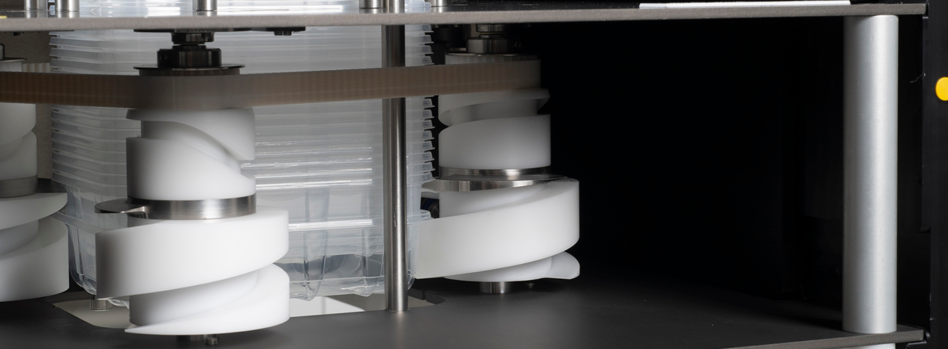 Dispensing screws and side bars in plastic in a food manufacturing equipment